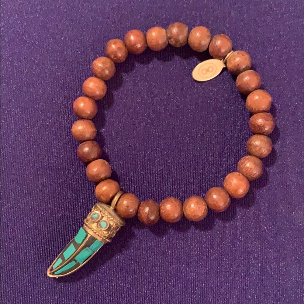 Beaded bracelet with horn pendant
